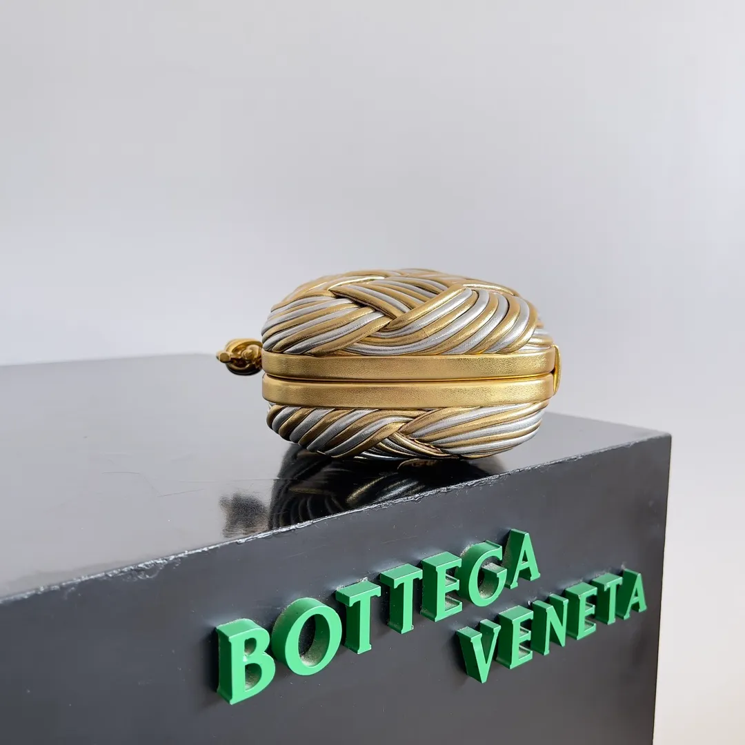 Batch 2100 ✨💎The secret weapon of the dinner queen: BV-Kont dinner bag ||| 🌈**Gold and silver gradient, full of luxurious texture** This Kont evening bag adopts a unique gold and silver gradient design, which is simply synonymous with sparkle! Whether you are wearing an elegant evening dress or a noble banquet outfit, it can match perfectly. Each leather strip reveals the craftsman's good intentions, exquisite hand-sewing, and high-end quality. Holding it in your hand, you can not only feel its weight, but also its unique sense of nobility. 👐💖 💁‍♀️**Versatile artifact, suitable for any occasion** Whether it is a formal business banquet, a romantic wedding scene, or an everyday get-together, the Kont dinner bag is your best choice. Its versatile style can easily adapt to various occasions, allowing you to become the center of attention wherever you go. Exquisite handmade evening bag, versatile evening bag, Kont evening bag, fashionable item, essential for important occasions. Style number: 804532 (717622) Size: 19.5*11.5*5cm
